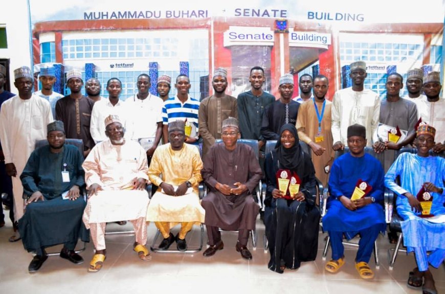 UNIMAID ARCHITECTURE STUDENTS HONOUR VC, DVC, DEAN, OTHERS